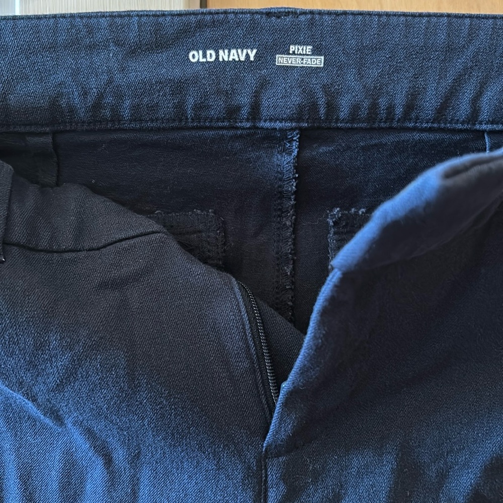 Old Navy- navy Pixie pant size 6